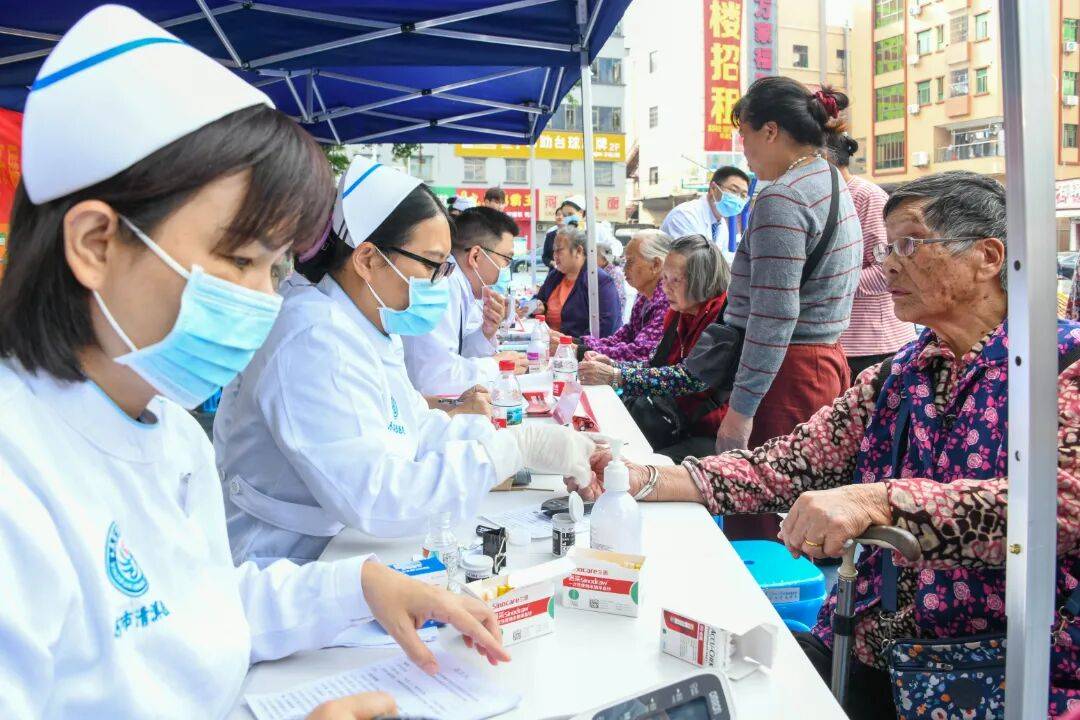 清溪“健康直通车”启程 暖心服务送到家