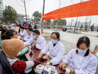 银发先锋进社区 义诊服务送健康